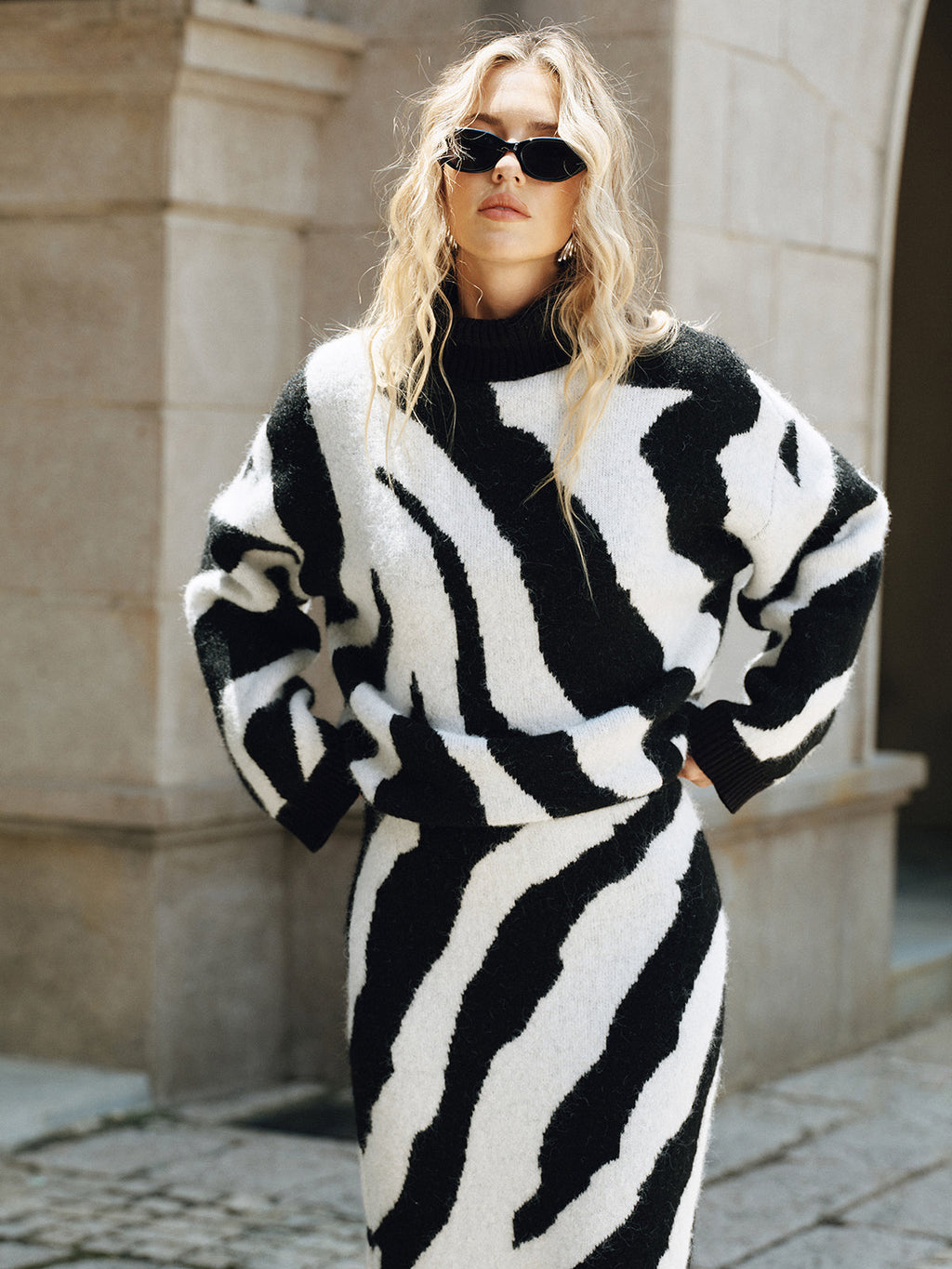 Rollkragenpullover aus Wollmischung mit Zebra-Print