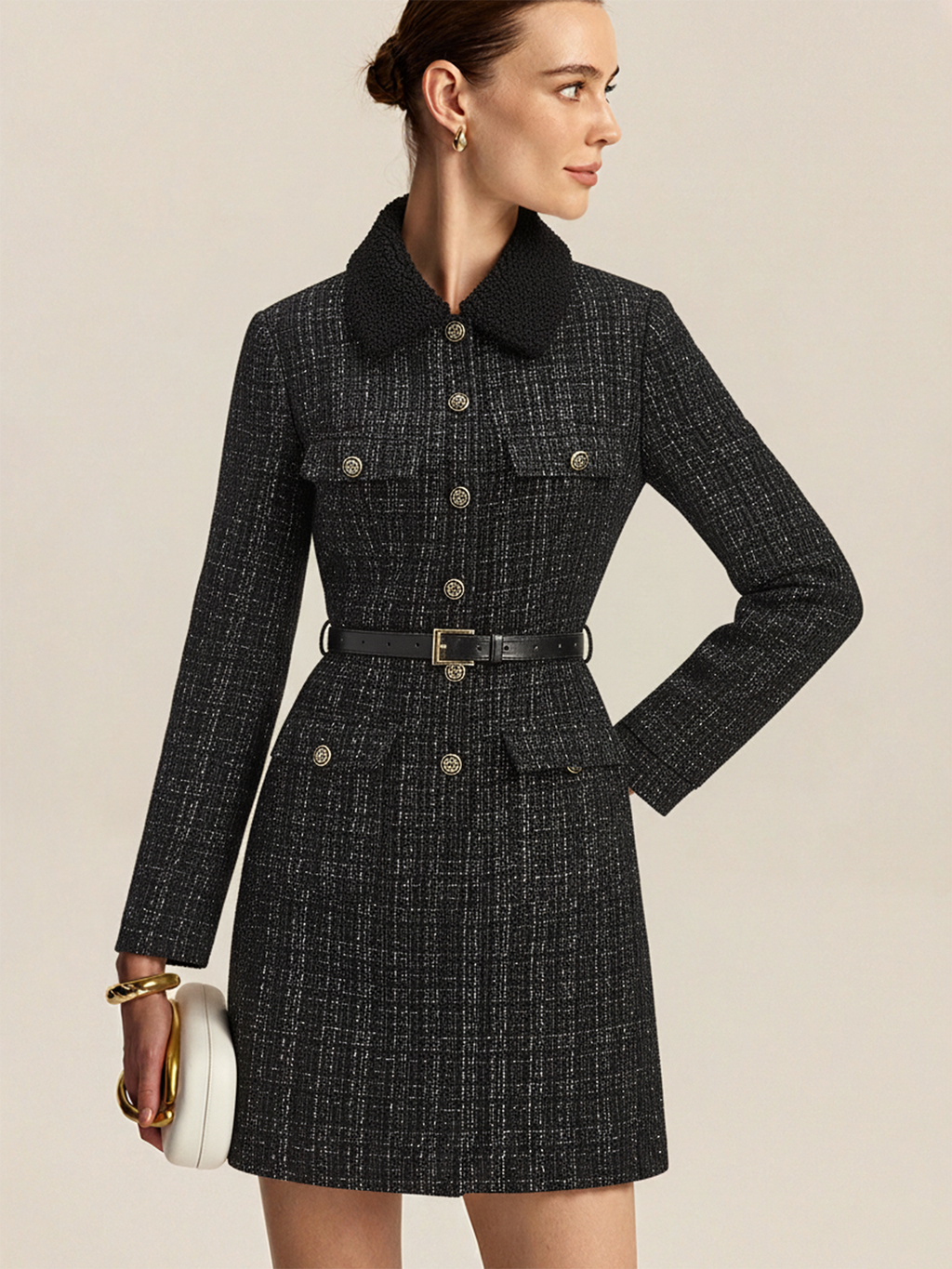 Mini-robe ceinturée en tweed à col en fausse fourrure