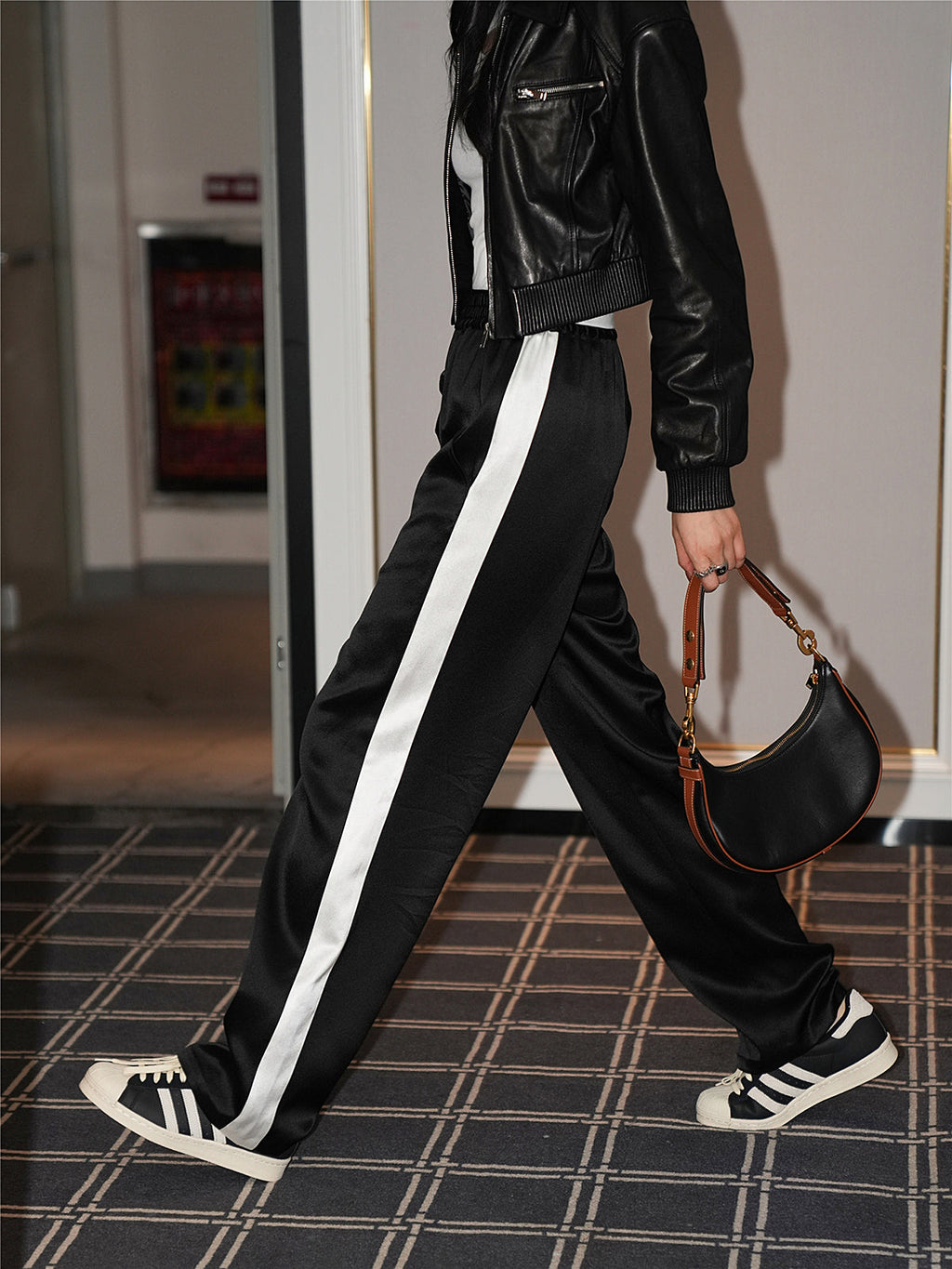 Pantalon de survêtement en satin taille haute à rayures latérales