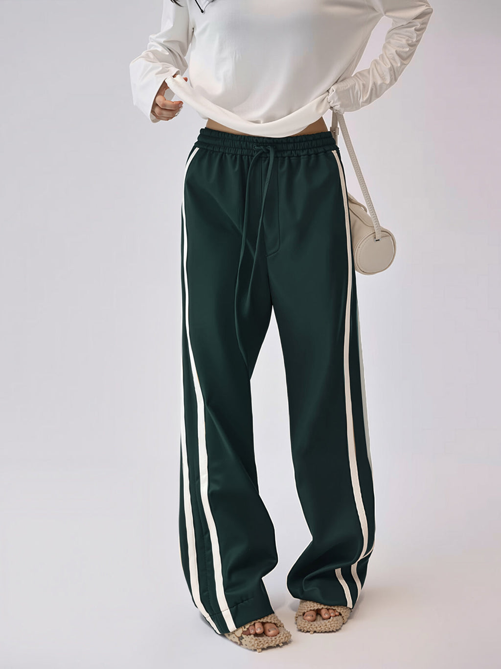 Gestreifte High-Waist Kunstlederhose mit Kordelzug