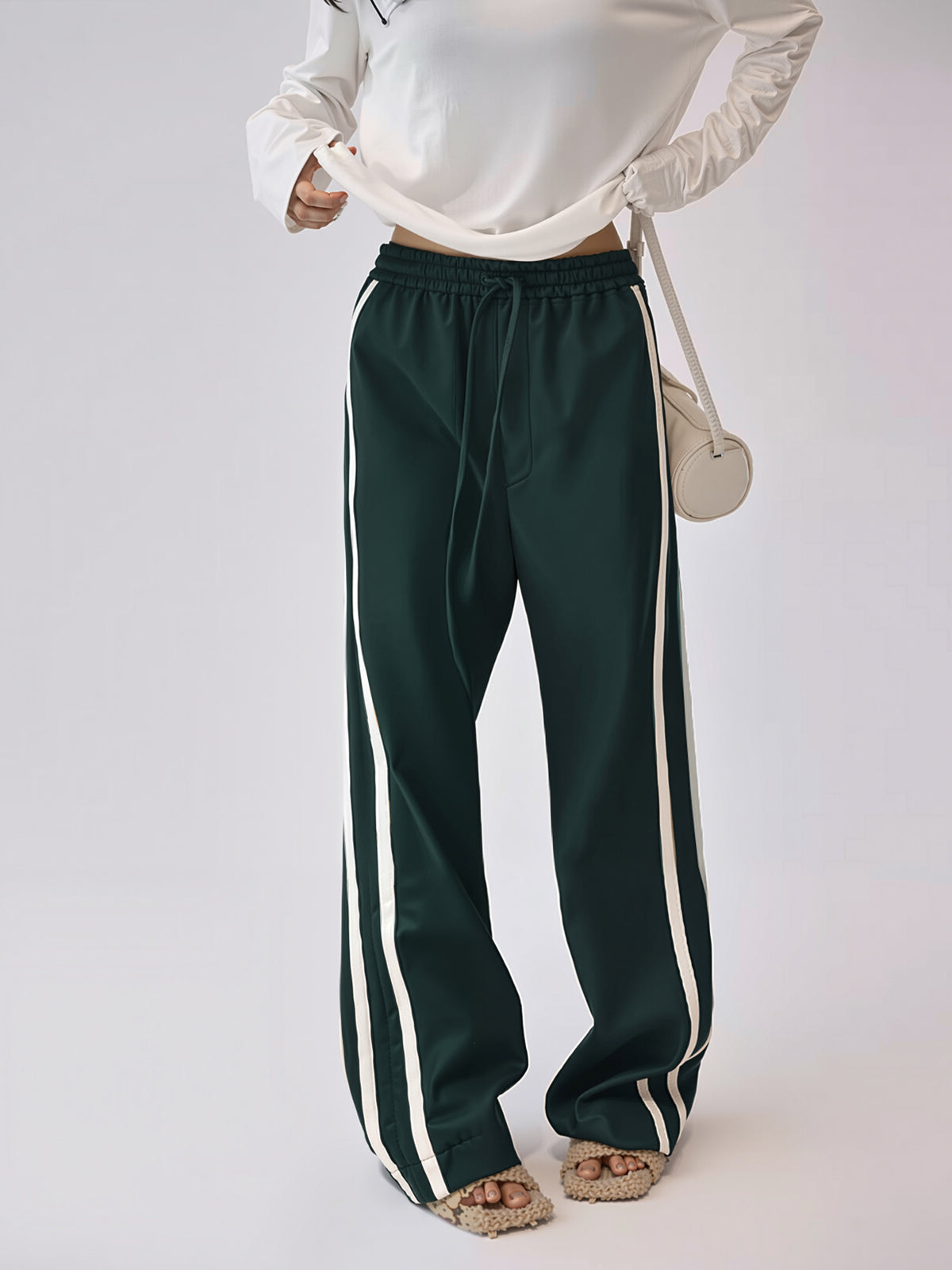 Gestreifte High-Waist Kunstlederhose mit Kordelzug