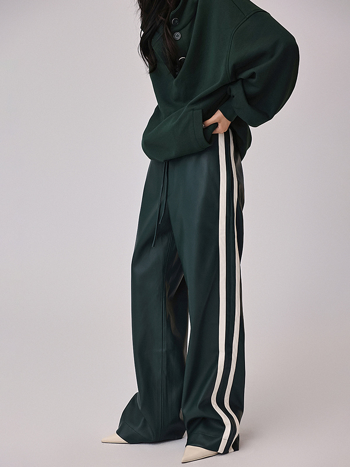 Gestreifte High-Waist Kunstlederhose mit Kordelzug