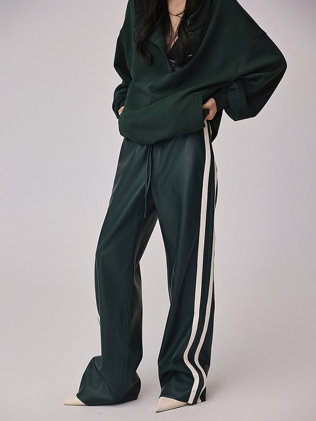 Gestreifte High-Waist Kunstlederhose mit Kordelzug
