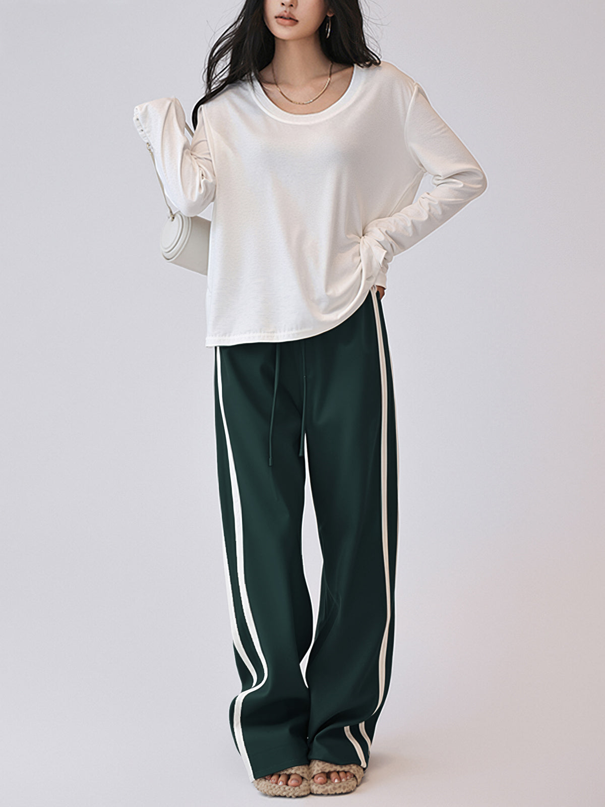 Gestreifte High-Waist Kunstlederhose mit Kordelzug