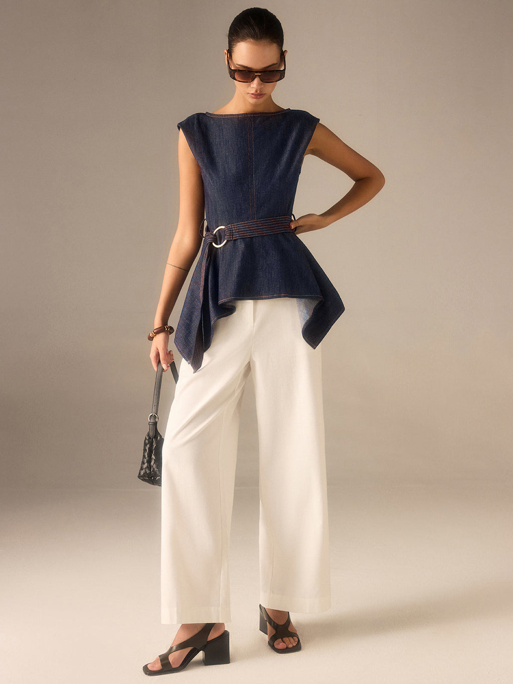 Jeans-Schößchen-Top mit Gürtel und asymmetrischem Saum