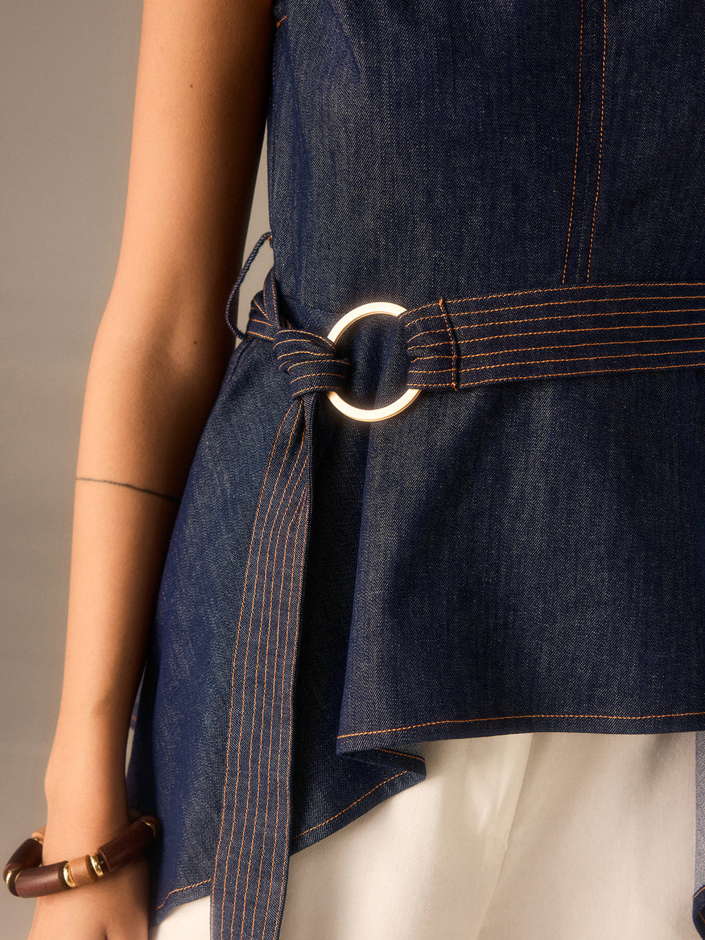 Jeans-Schößchen-Top mit Gürtel und asymmetrischem Saum