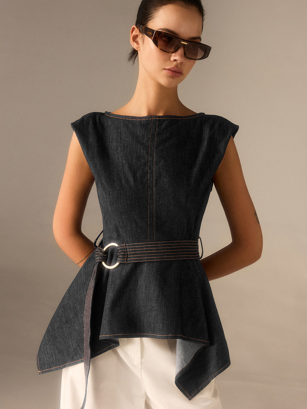 Jeans-Schößchen-Top mit Gürtel und asymmetrischem Saum