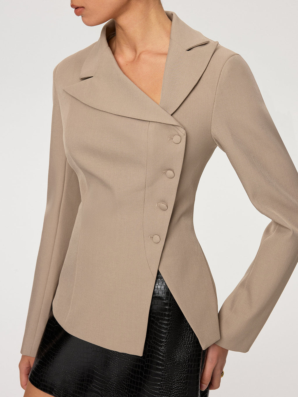 Asymmetrischer Blazer mit Knopfleiste