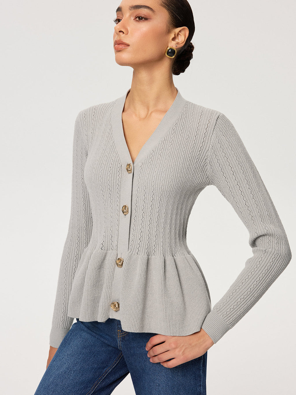 Strickbluse mit V-Ausschnitt, Schößchen und Metallknöpfen