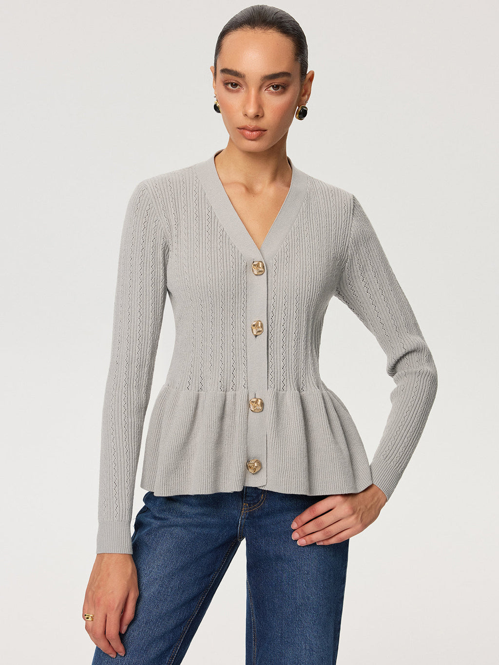 Strickbluse mit V-Ausschnitt, Schößchen und Metallknöpfen