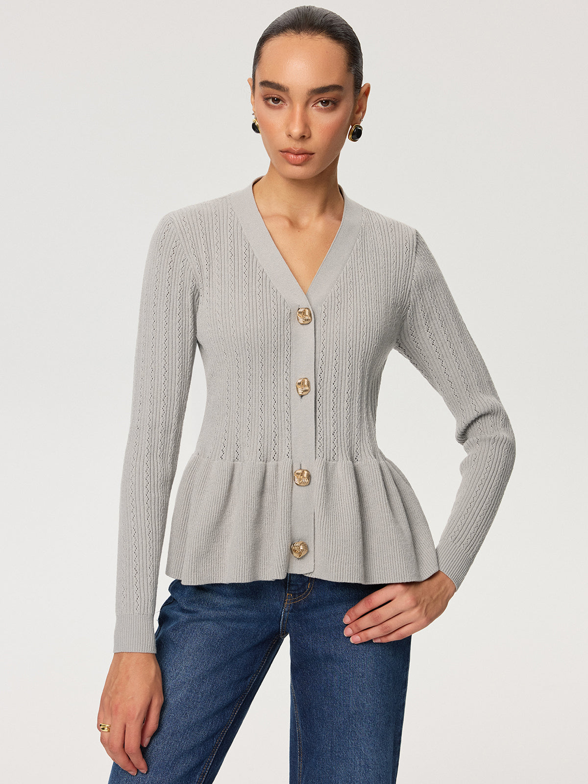Strickbluse mit V-Ausschnitt, Schößchen und Metallknöpfen