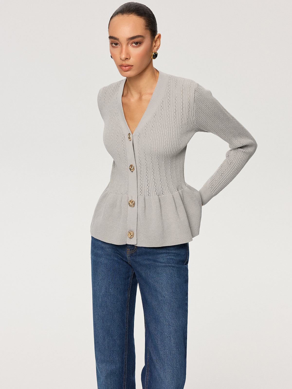 Strickbluse mit V-Ausschnitt, Schößchen und Metallknöpfen