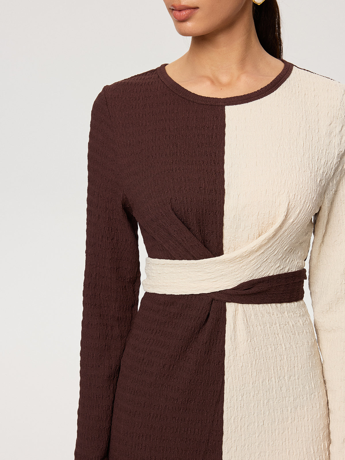 Robe maxi texturée à carreaux et nœuds croisés 