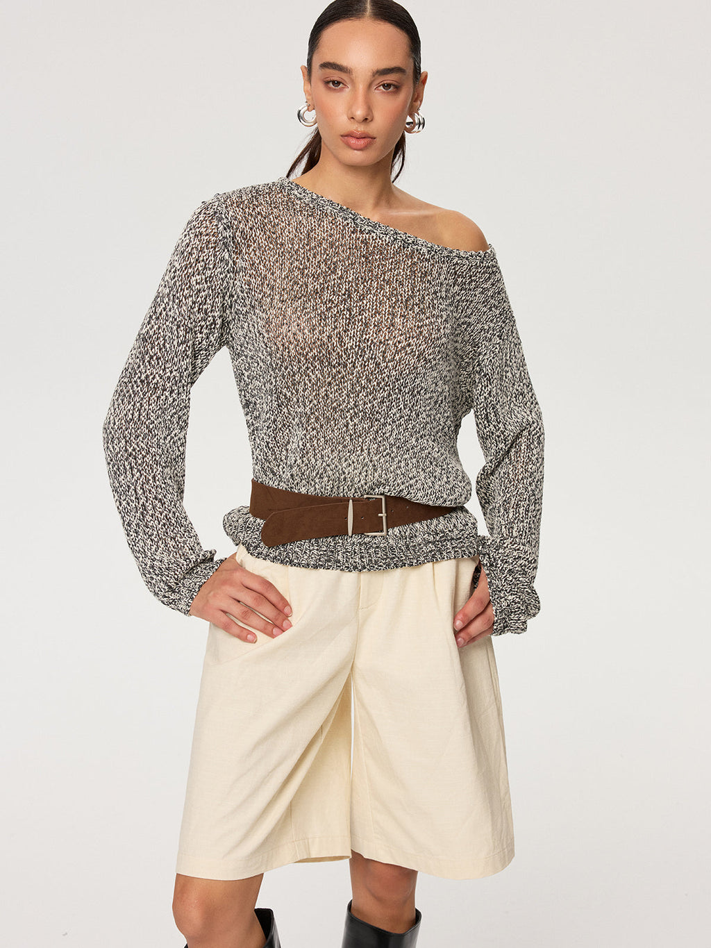 Schulterfreier melierter Pullover mit Gürtel