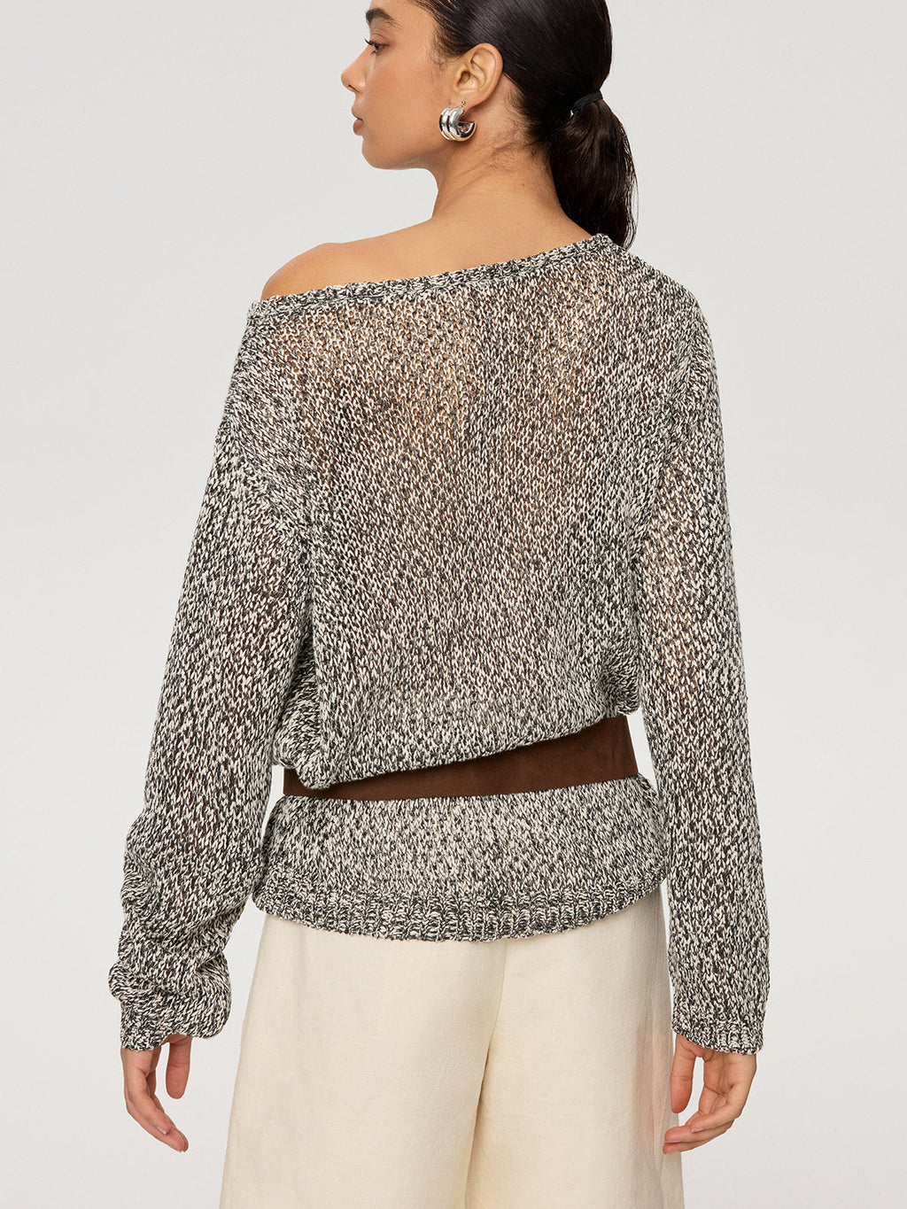 Schulterfreier melierter Pullover mit Gürtel
