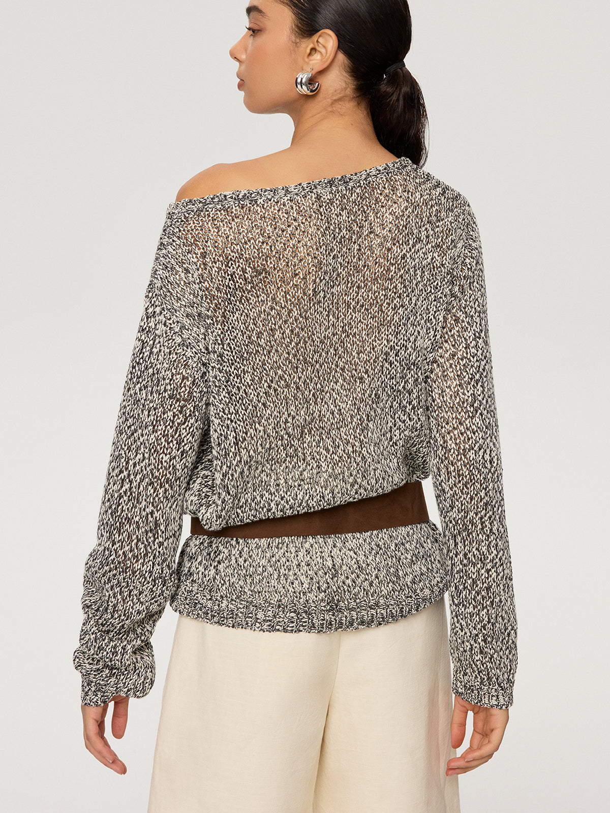 Schulterfreier melierter Pullover mit Gürtel