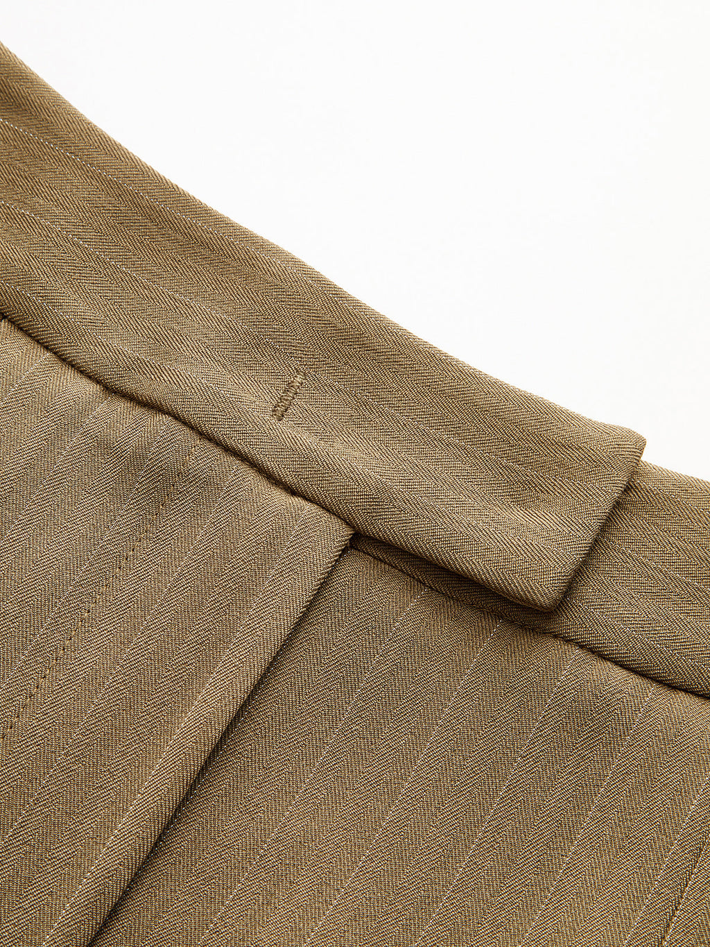 Plissierte Nadelstreifen-Hose mit weitem Bein