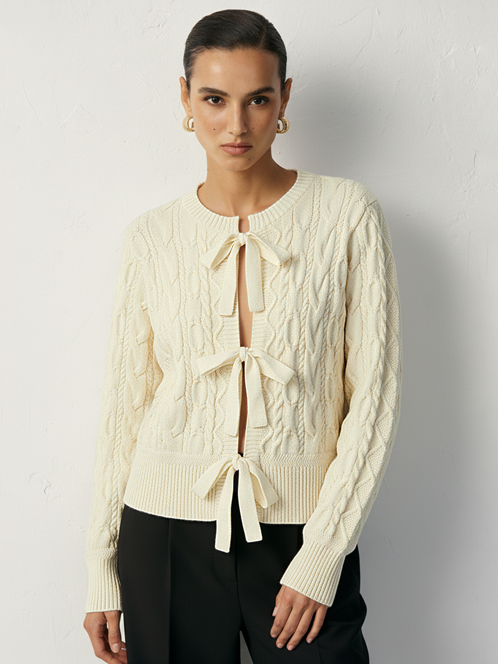Strickjacke mit Zopfmuster und Schleife