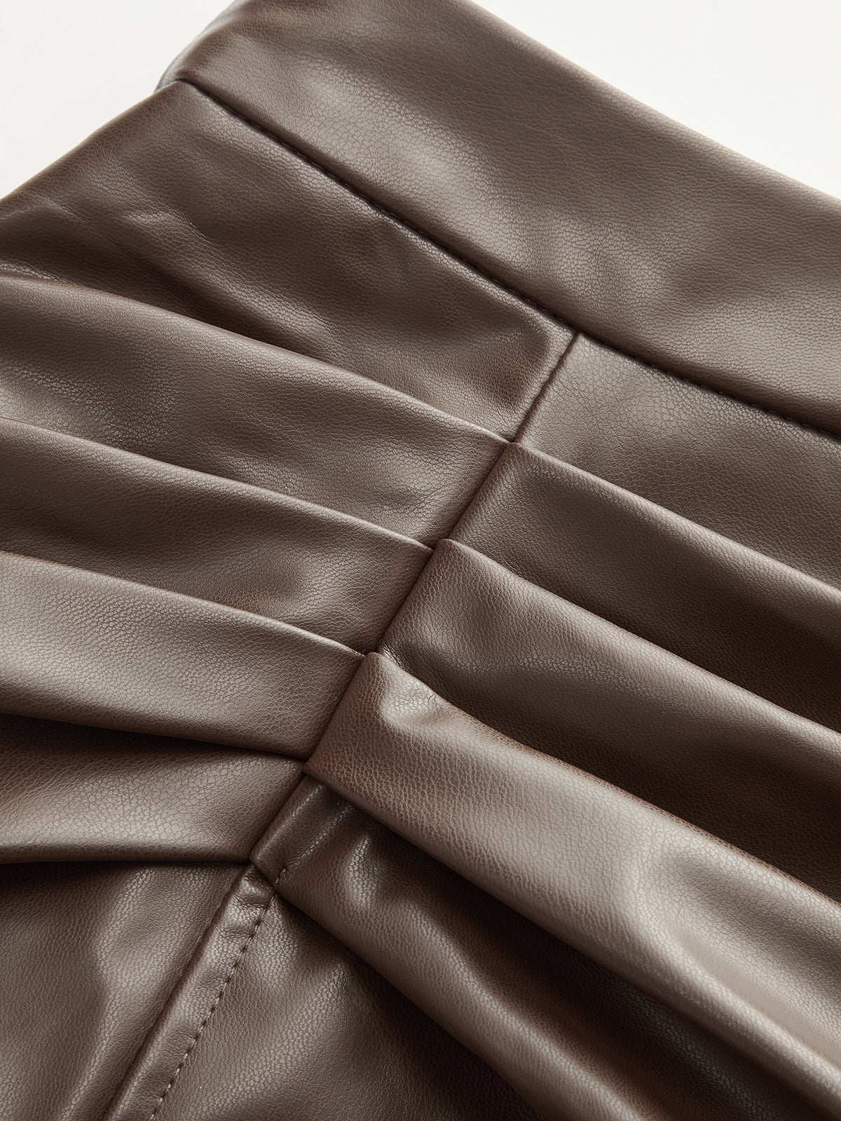 Geraffter Midirock aus PU-Leder mit Schlitz 