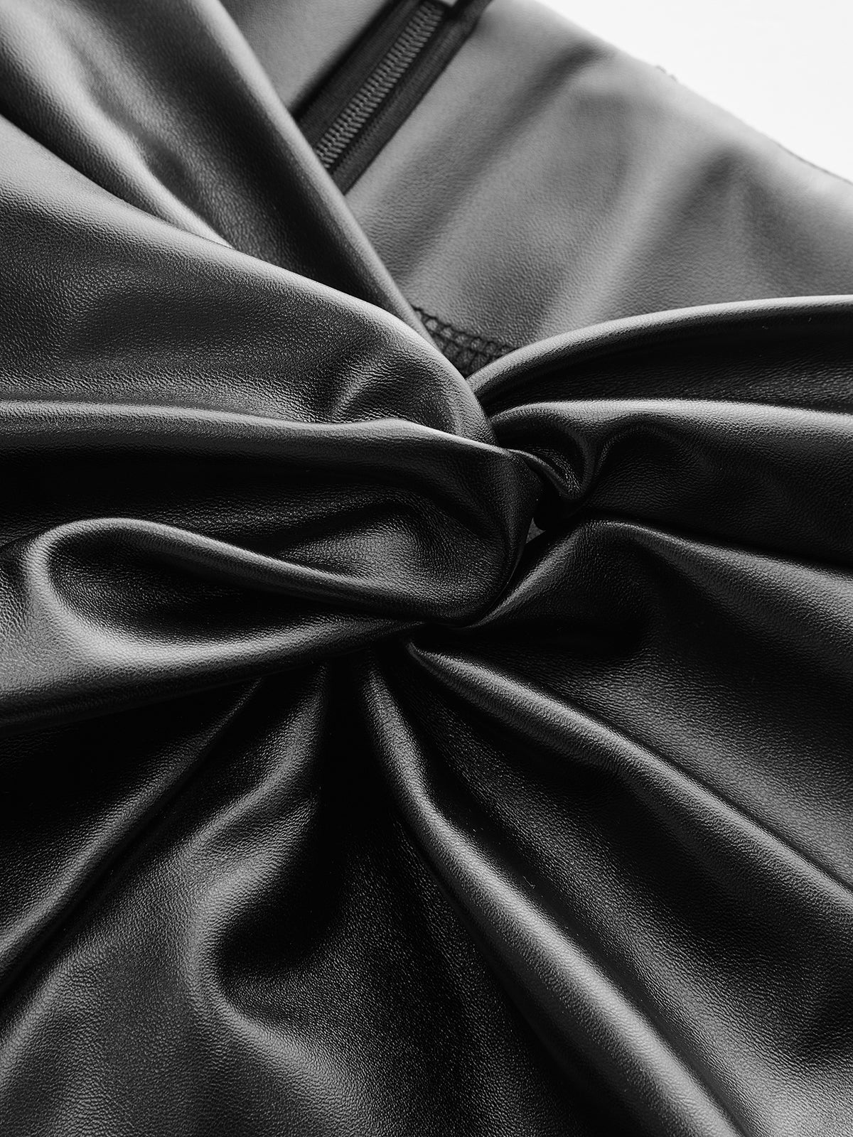 Midi-Rock aus PU-Leder mit Knotendetail