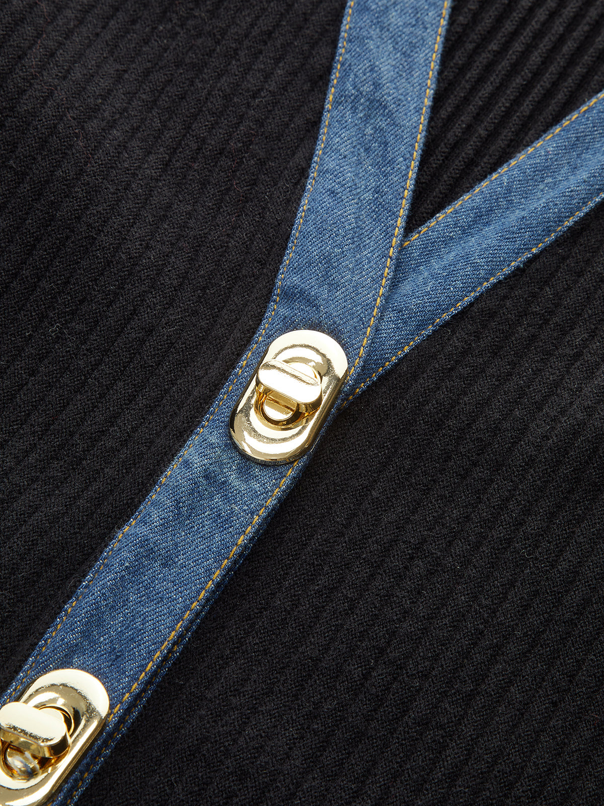 Gerippter Cardigan mit Muschelsaum-Ärmeln und Denim-Einsätzen