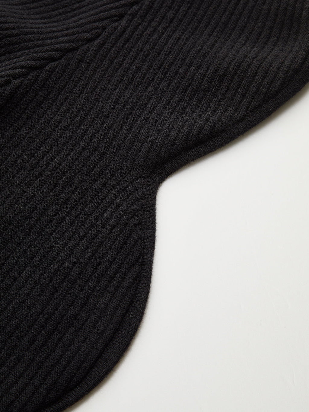Gerippter Cardigan mit Muschelsaum-Ärmeln und Denim-Einsätzen