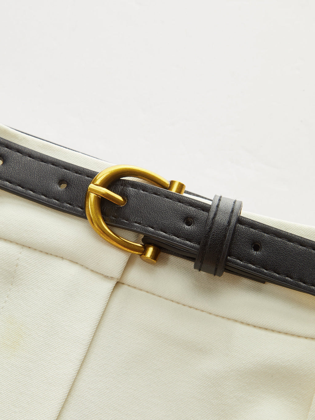 Gefaltete Hose mit geradem Bein und Gürtel