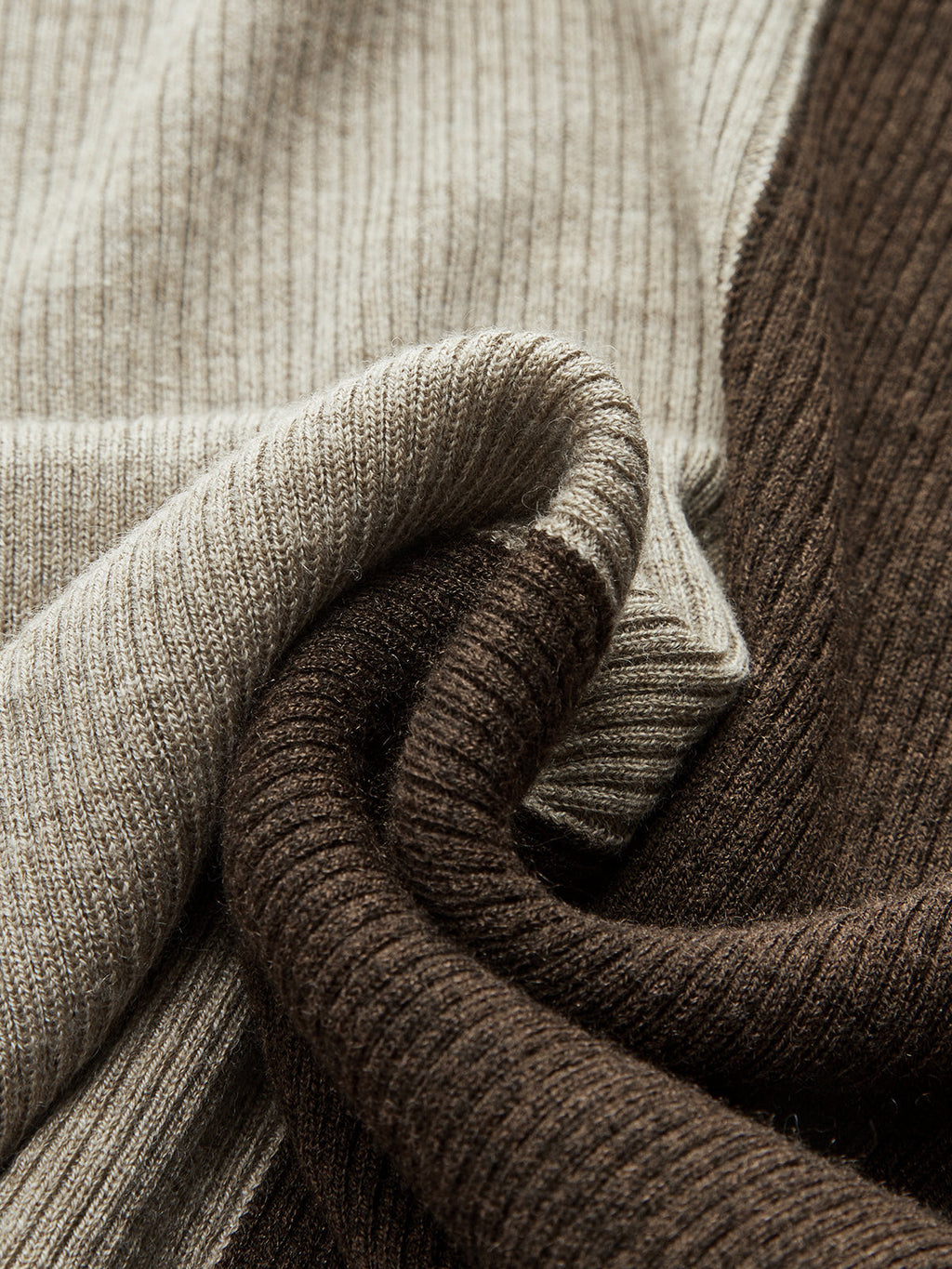 Zweifarbiger Rollkragenpullover aus Rippstrick