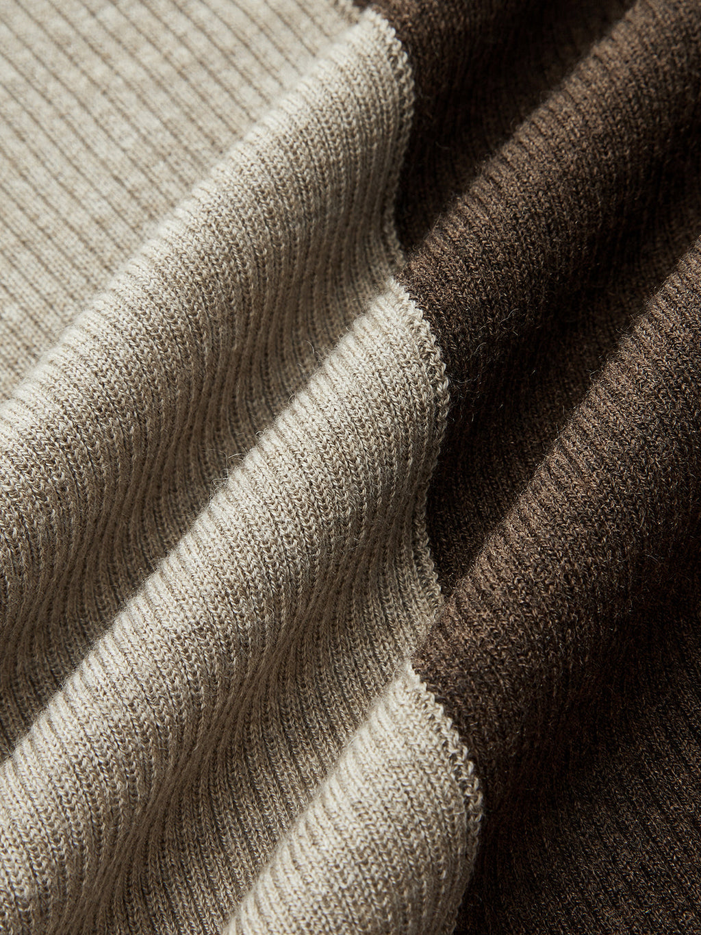 Zweifarbiger Rollkragenpullover aus Rippstrick