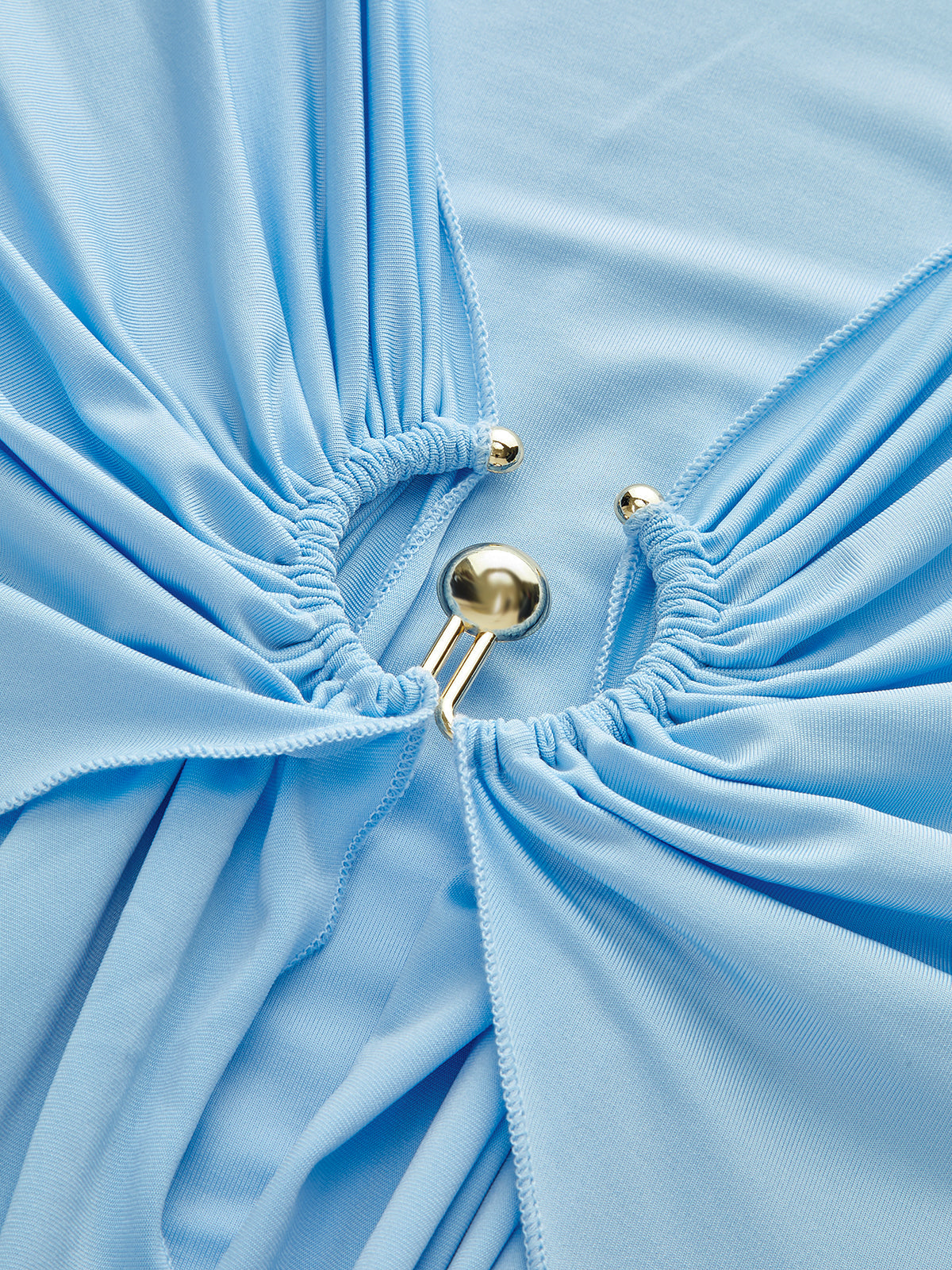 Robe longue drapée à manches longues et anneaux métalliques 