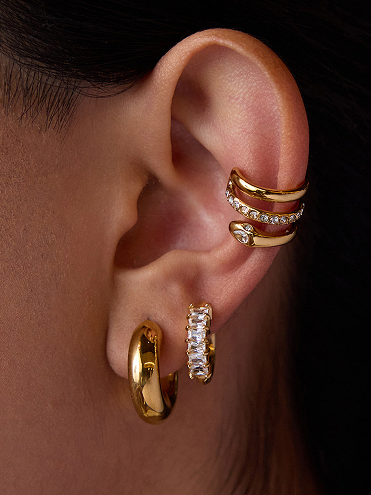 Boucles d'oreilles clips serpentées ornées de cristaux
