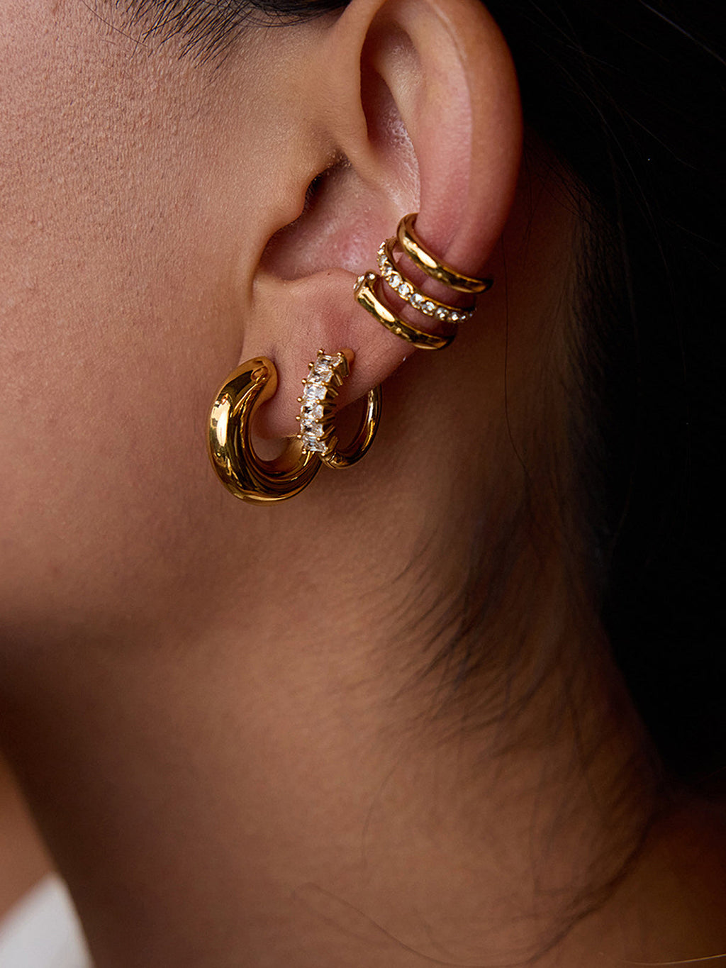 Boucles d'oreilles clips serpentées ornées de cristaux