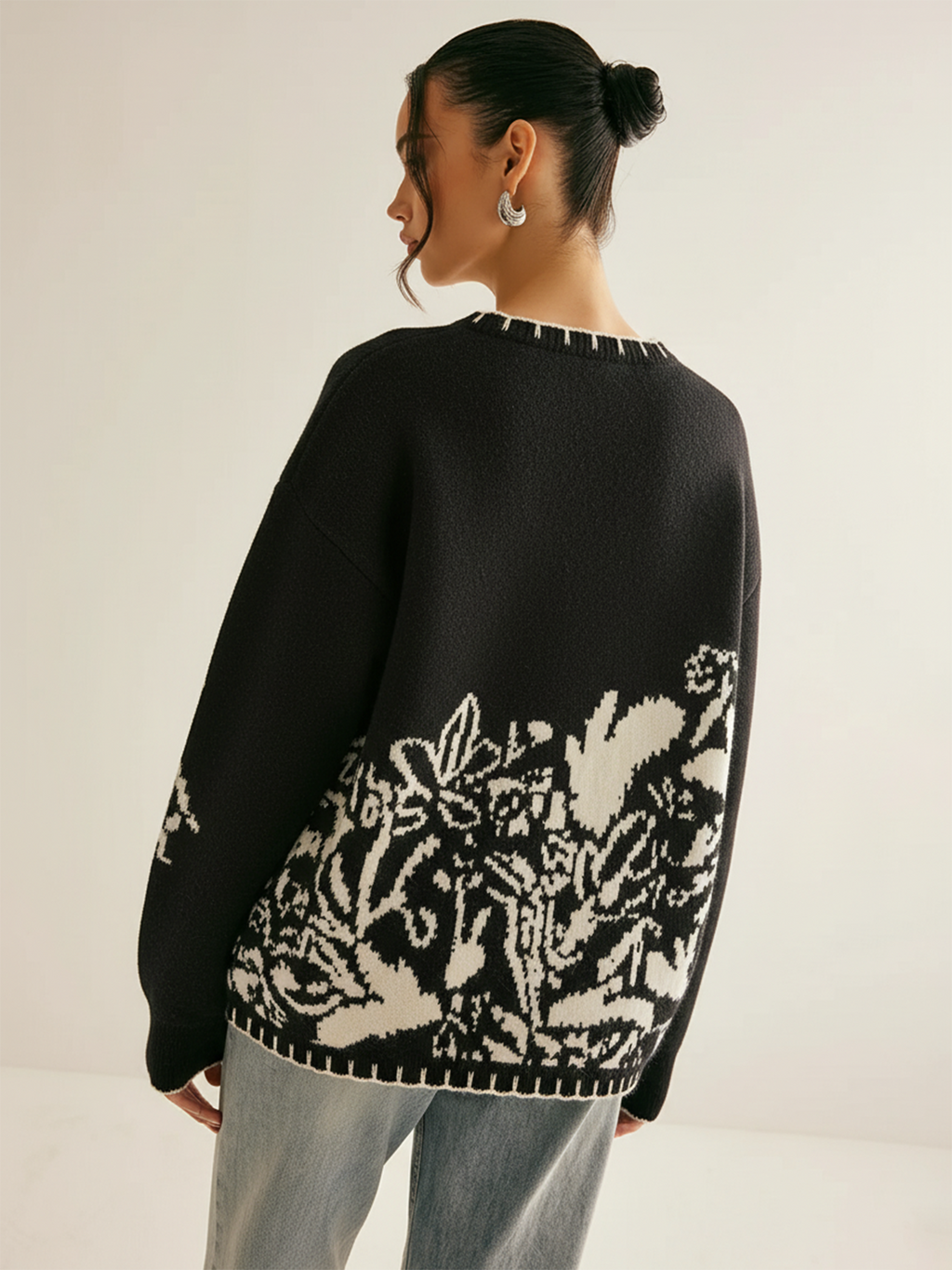 Pull col en V à motif floral