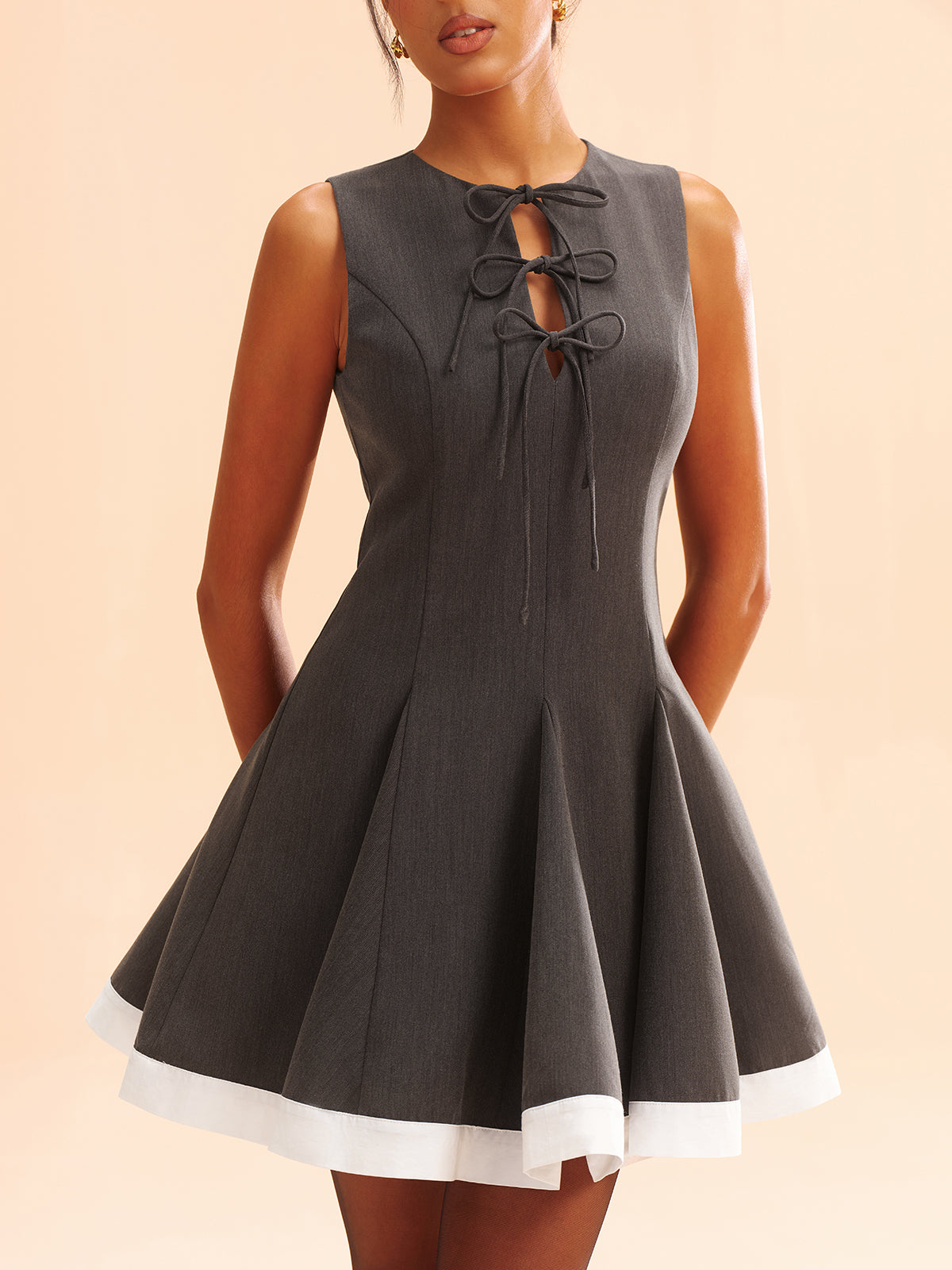 Robe courte à nœud papillon et bordure contrastée sur le devant 