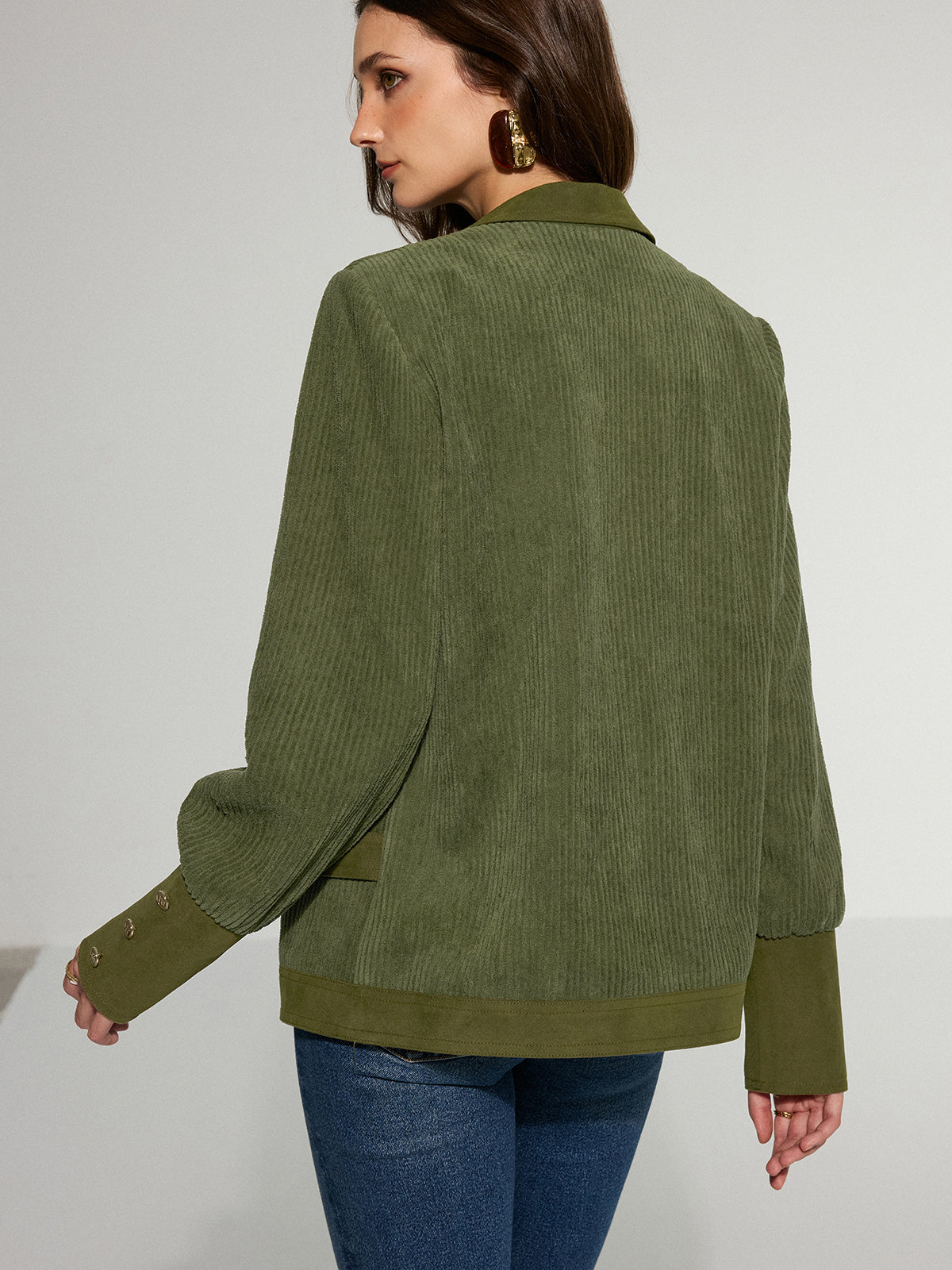 Blazer en velours côtelé à revers et boutons métalliques 