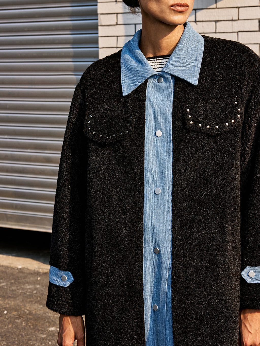 Manteau long en fausse fourrure à empiècements en jean