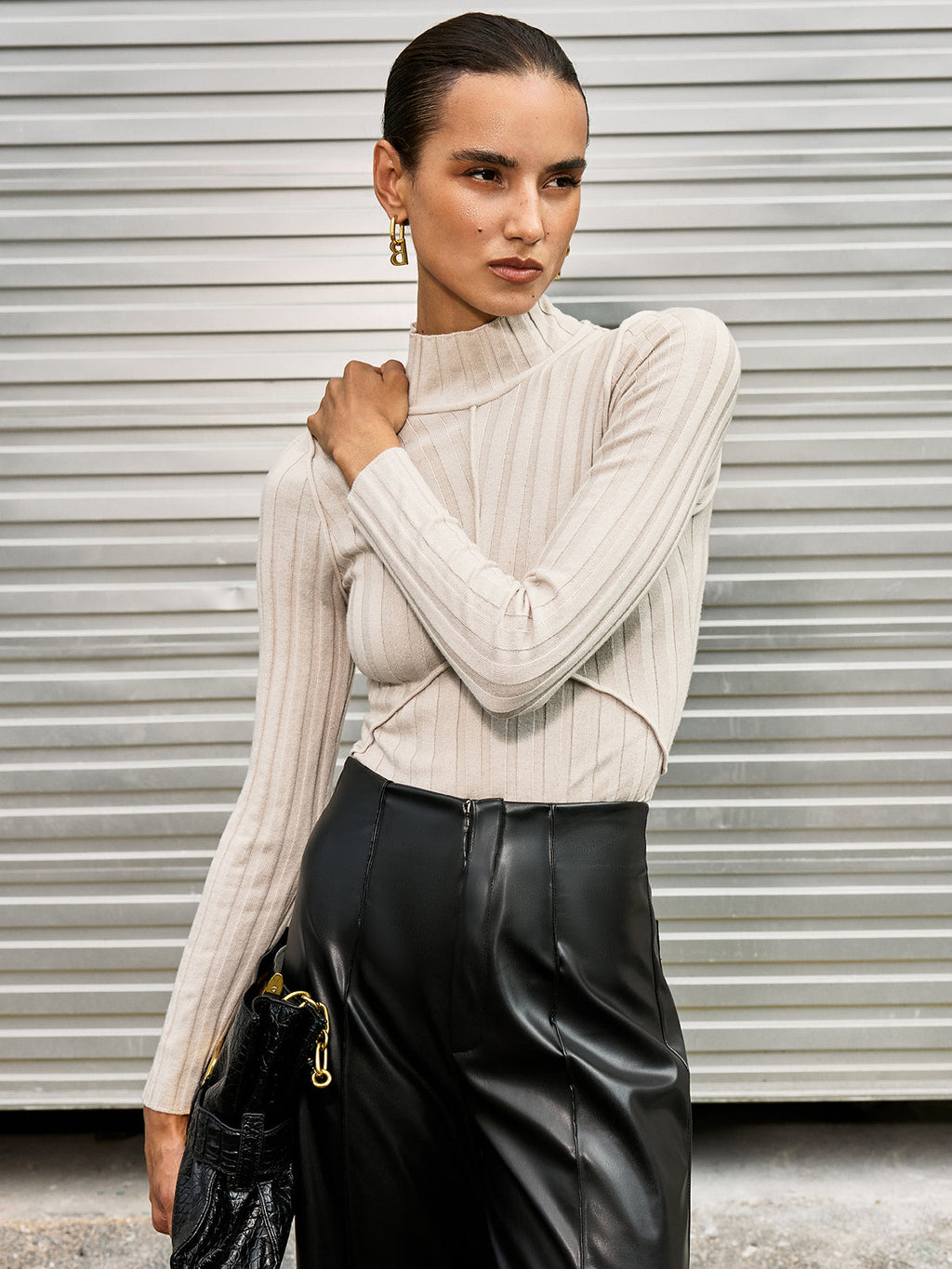 Rollkragenpullover mit Ziernähten
