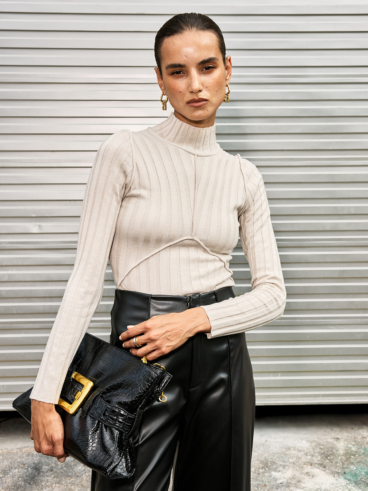 Pull à col montant et coutures apparentes