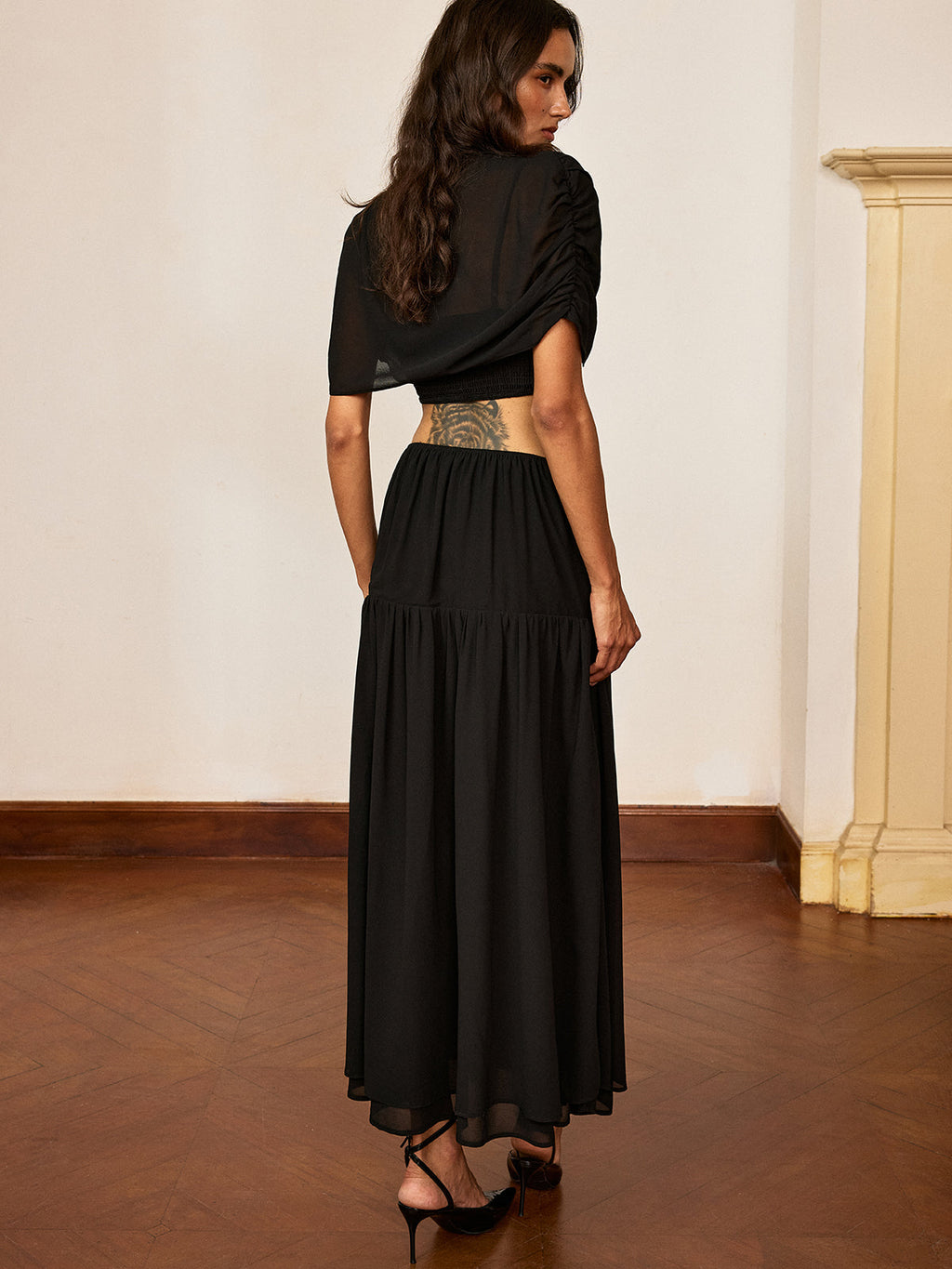 Robe longue en mousseline découpée avec détails métalliques