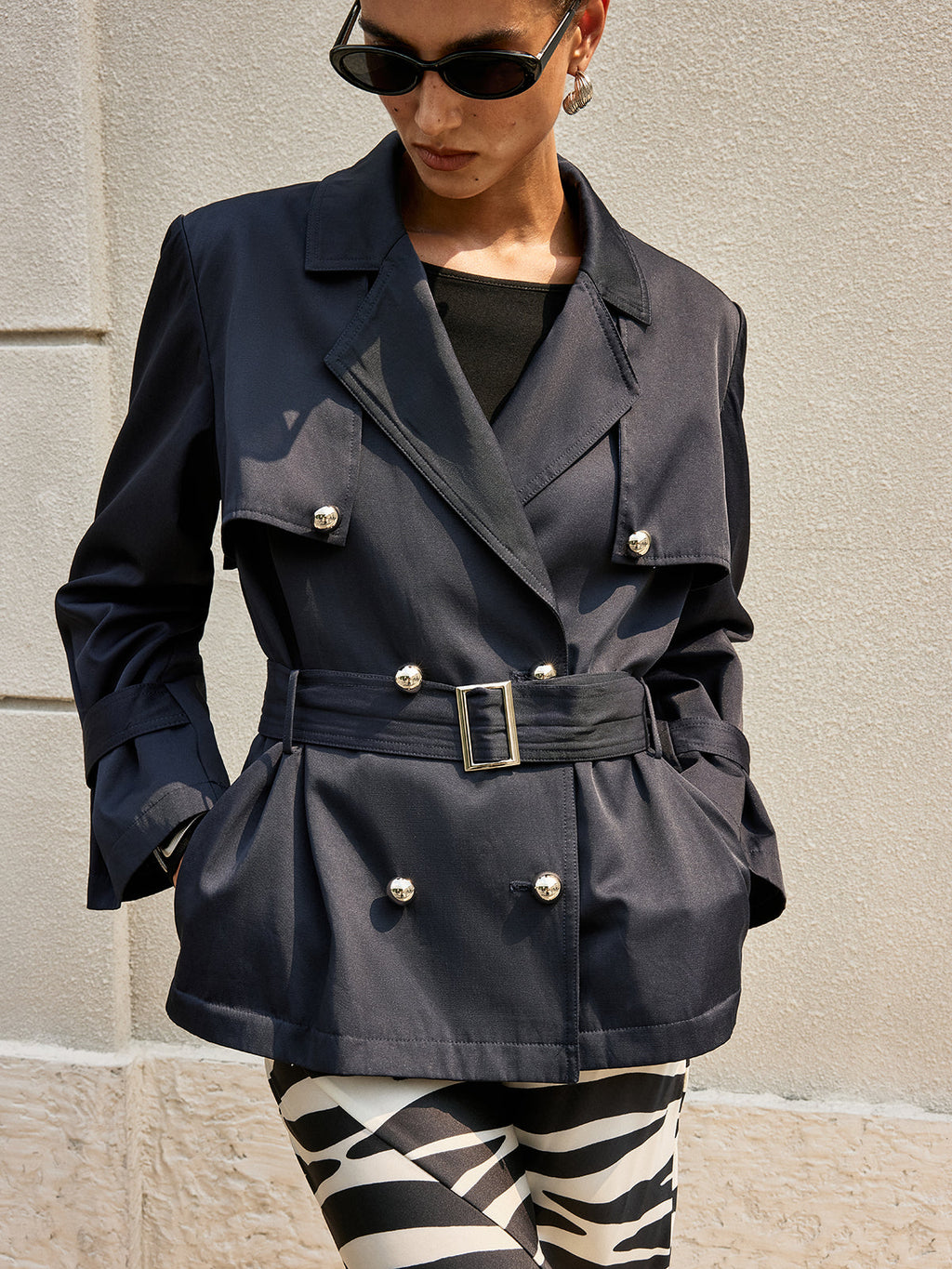Zweireihiger Trenchcoat mit Gürtel