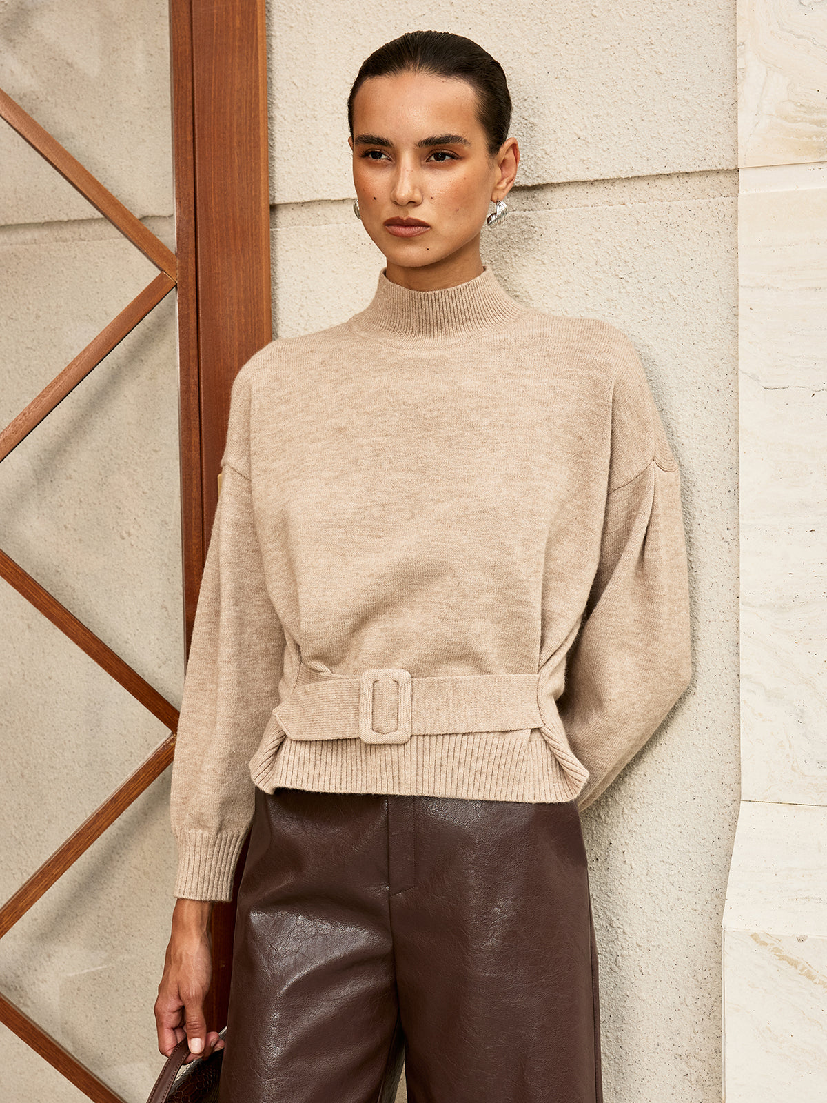 Gürtelpullover mit Stehkragen aus Wollmix