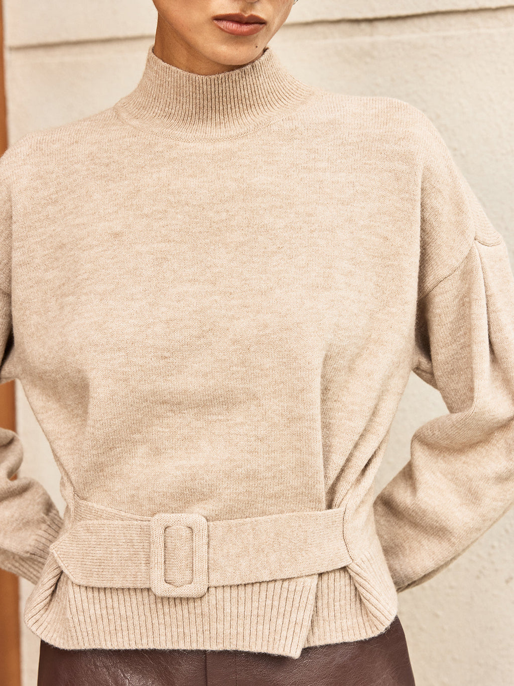 Gürtelpullover mit Stehkragen aus Wollmix