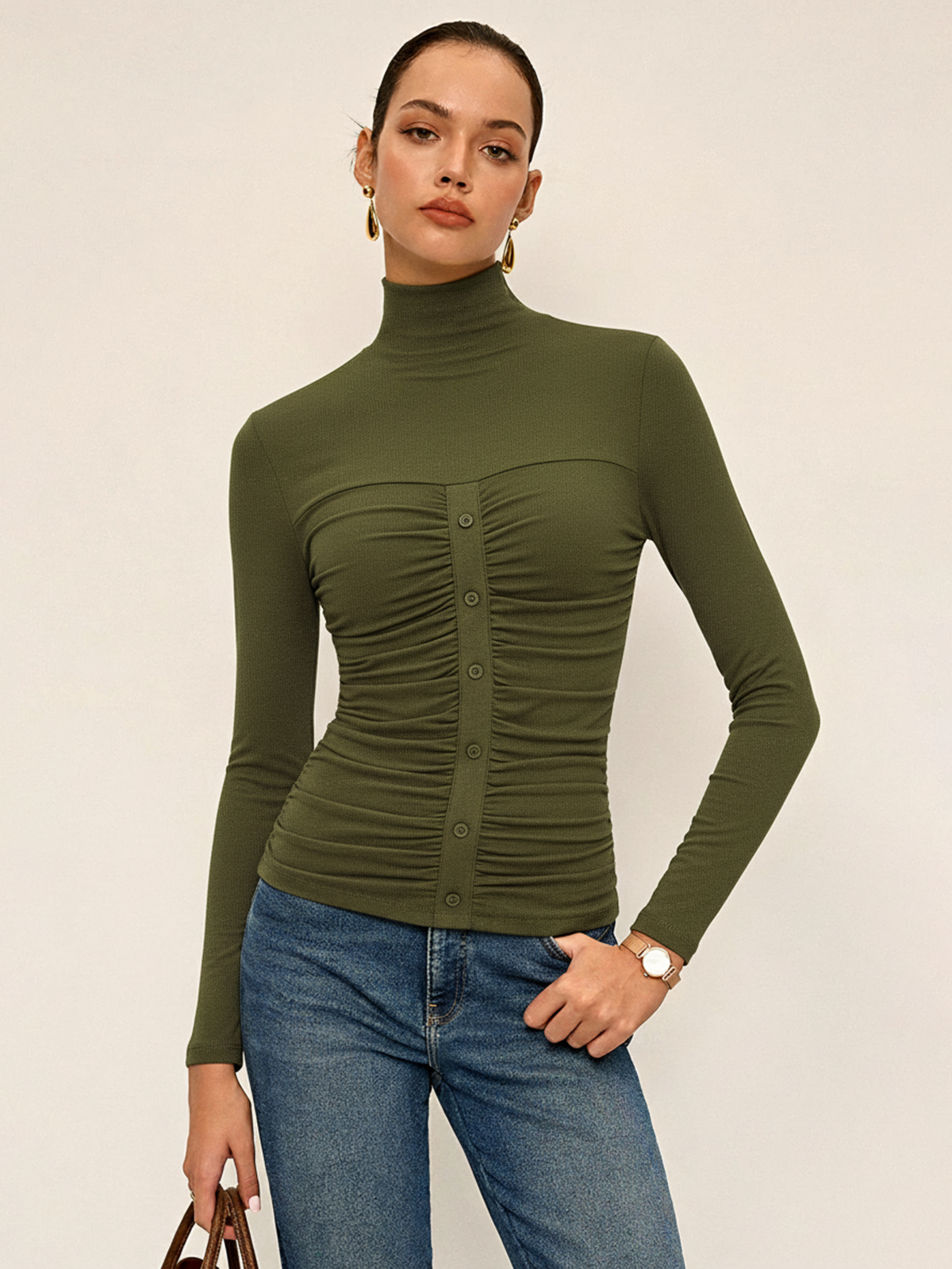 Rollkragenpullover mit gerafftem Dekor und Knopfstrickoberteil