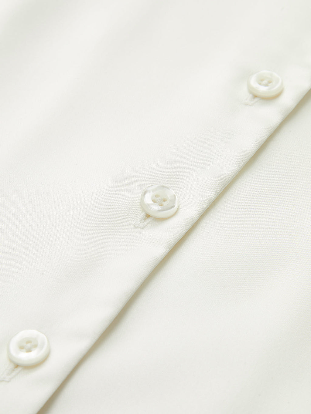 Hemdkleid mit Schalkragen aus Satin zum Wickeln