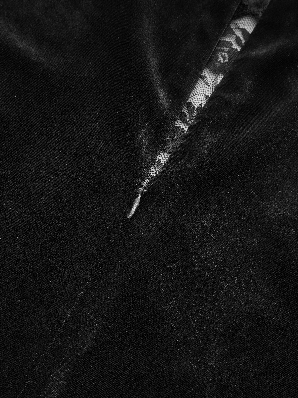 Robe longue maxi en velours à empiècements de dentelle et manches longues 