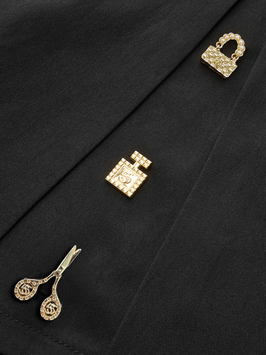 Jupe-culotte asymétrique avec décorations métalliques