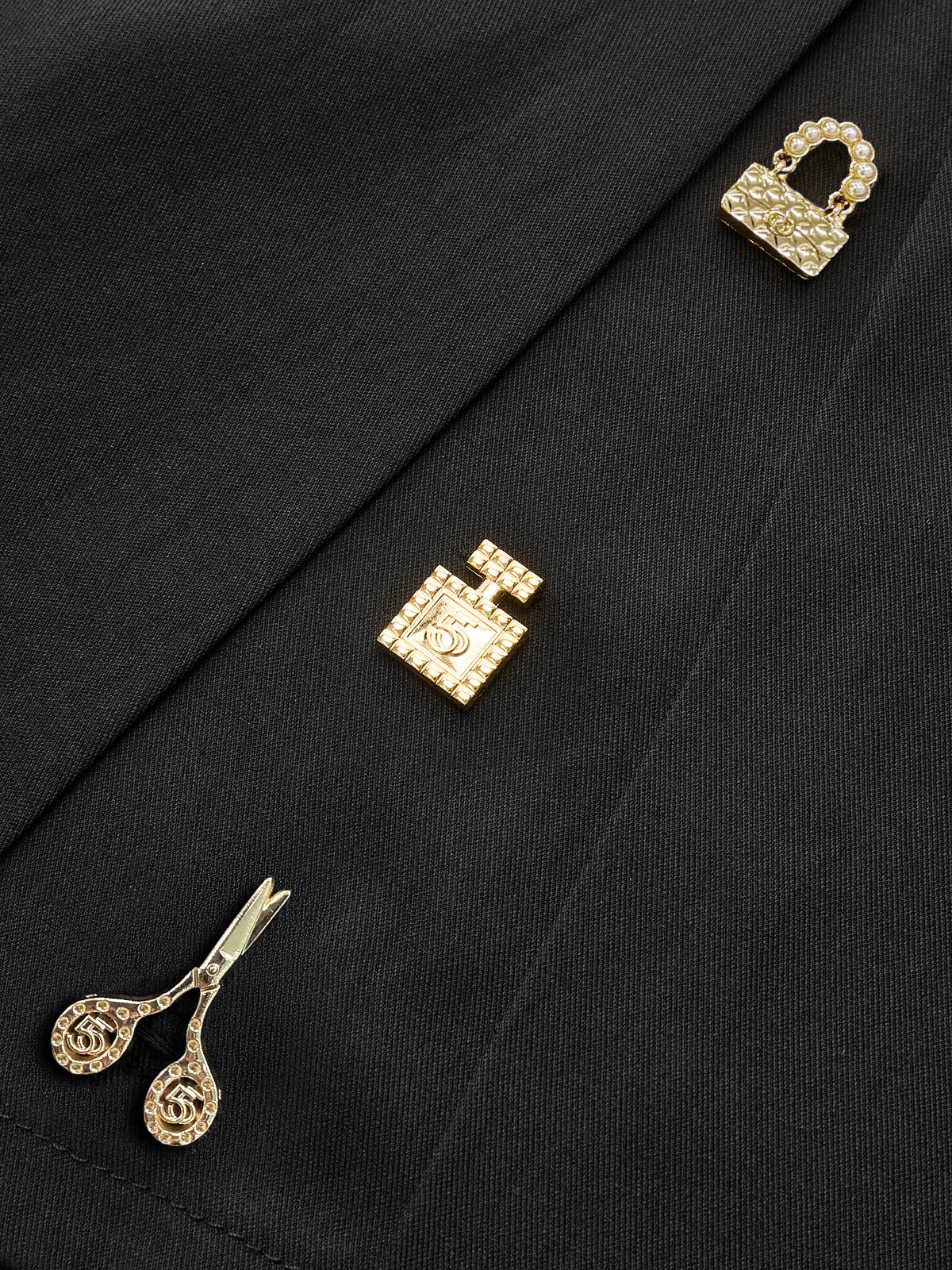 Asymmetrischer Skort mit Metalldekor 