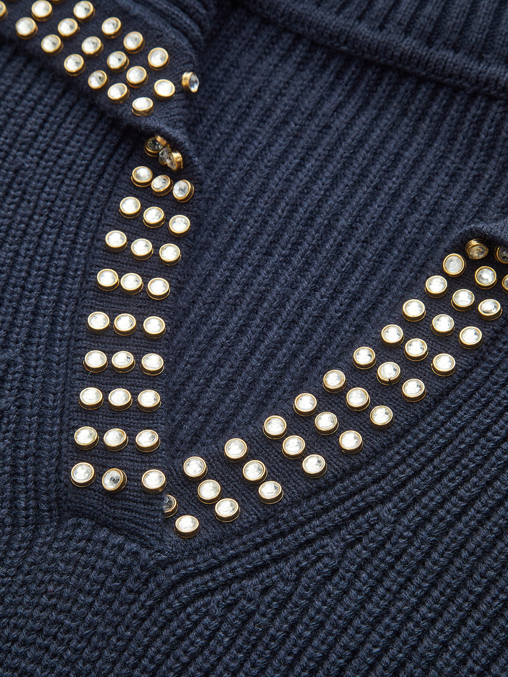 Pull en V en laine mélangée avec col clouté