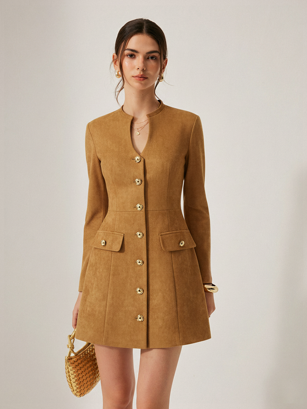 Mini-robe effet daim, encolure à goutte et boutons métalliques