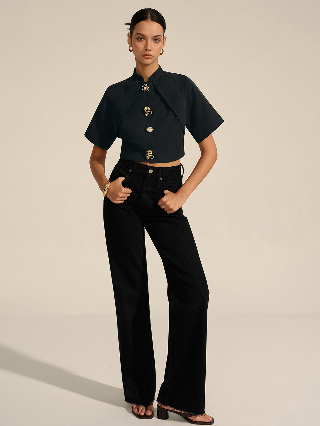 Kurz geschnittene Bluse mit Metalldekor